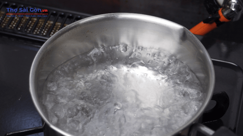 thông cống bằng nước nóng